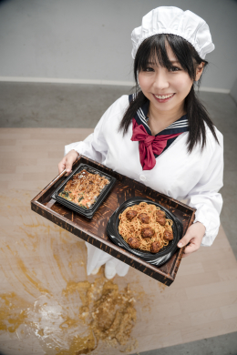 【フードクラッシュ 奥菜みさき】
みさきは給仕の制服を着て、食べ物が乗ったトレーを持って部屋に入る。しかし、不注意で食べ物を床に落としてしまう。最初は驚いた様子だが、すぐに好奇心が湧き、食べ物を踏む感触を試してみることに。白いスニーカーを履いたまま卵と鶏肉入りのご飯を踏みつけ、サクサクとした音を楽しむ。その後、生卵（殻付き）を潰し、その圧力にゾクゾクする。そして、チャーハン、焼きそば、寿司を踏み潰し、食べ物を白い靴下でかき混ぜながら笑いがこぼれる。その感触に興味を持った彼女はスニーカーを脱ぎ、靴下のまま ミートボール入りのパスタとトマトソースを押しつぶし、かかとでミートボールをじっくりと潰す。さらに、ハンバーガーやおにぎりを追加し、ためらいなく踏み潰していく。最後に、いたずらっぽい笑みを浮かべながら、食べ物で汚れた白いスニーカーを履き直し、そのまま踏み潰し続ける。最後に豆腐の皿を踏みつけ、床を完全に汚してしまうが、ふと食事を運ぶ役目を思い出し、部屋を後にする。
【船長監督作品】