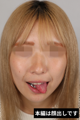 【えりかのてらてら滴り落ちる唾液とベロと…】
えりかさんのベロ・唾液観察。2種類の方法で唾液を採取。
①梅干しやレモンを想像して唾液を生成
②耳下・顎下・顎先を押しツボを刺激し唾液を生成
2種類の方法で唾液を口内にためて唾液をためてもらいます。
綺麗なピンク舌から滴り落ちる唾液がおいしそう。
えりかさんの唾液を乾燥させて匂いを嗅いだらどんな匂いがするのだろう…