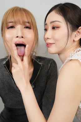 【杏ちゃんの指をねっとりしゃぶり上げる蘭姐さん】
おっとり系ギャルの蘭ちゃんのお口に迫ってくる長くすらっとした綺麗な指。蘭ちゃんは指示されるがままに口を開き肉厚なベロをゆっくり出していく。ねっとりと指に絡みついてくねり動くベロ。杏さんの指はとっても気持ちいいはず。。2人とも羨ましい。