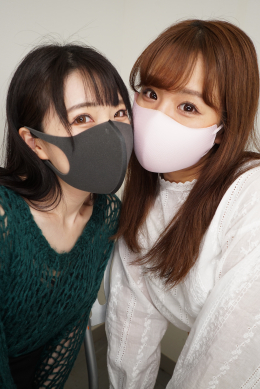【Mask de Chu 皆月ひかる 真白わかな】
【7月は姉妹サイトBBMoviesからの転載作品の配信となります。BBMoviesの作品では男性の声や黒子役が作品内に出てくることがあります。ご了承くださいませ。】

世のニュースタンダードになったMask(マスク)!! もはや安易に女性の素顔は見れるものじゃない。だからこそ様々な妄想が脳裏を駆け巡るのは男の性(さが)。。今回、皆月ひかるちゃん＆真白わかなちゃんの2人が赤裸々にマスクトークを繰り広げ、それぞれ4日～7日も?!着用し続けた本気のプライベートマスクで、なんとマスク越しにチューを敢行!!(口唇の摺り合わせといいつつ本チャンぶちゅ～有w)マスク同士の本気のチューなんて、絶対見た事ないと思うから、百合好きもマスク好きも是非見てね!!!!!