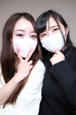 【Mask de Chu 唯奈みつき 菊池まや】
【7月は姉妹サイトBBMoviesからの転載作品の配信となります。BBMoviesの作品では男性の声や黒子役が作品内に出てくることがあります。ご了承くださいませ。】

Mask de Chu第二弾!!! デビューも近くプライベートでも仲良しのお二人♥♥♥♥♥♥唯奈みつきちゃんと菊池まやちゃんのメチャキャワ巨乳コンビ!!! さあさあ、皆さんはこの非日常?!の世界を御存じかぁーーー!! このマスクマスクの世の中で、これからも続くであろうこの世の中でー、こんなパラレルワールド!?を1度御体感頂きたい(*^▽^*)ﾉﾊｰｲ ん～～～もうこのペチョペチョした音で興奮状態(/∀＼*)ﾄﾞｷｯ だってー《みつきちゃん》も《まやちゃん》も当の２人が大興奮なんだからさーーー♥♥♥♥♥
