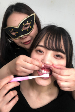 【仕上げはお姉さ～ん!!〖麻衣奈と歯医者さんゴッコ♥〗自撮りで歯磨き＆ブラッシング指導!!】
歯磨き粉を使わない《素みがき》で麻衣奈ちゃんの
普段の歯磨きをチェック!!

前歯が小動物みたいに可愛い麻衣奈ちゃん♥
だけど入り組んでいる歯があるから磨き残しもいっぱい....

仕上げはお姉さ～ん!!っつー事で《歯垢染色錠》で
歯垢が付いた場所を一緒にゴシゴシ━(ﾟ∀ﾟ)━!

麻衣奈ちゃんに自撮りしてもらって、生々しさ全開で最高!!!!!