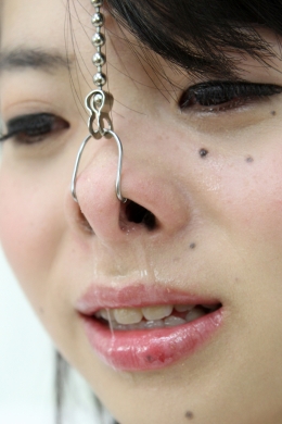 【鼻観察 鼻フック くしゃみ鼻水】
どこか日本人離れしている楓ちゃんの鼻です。セロテープや鼻フックでブタっ鼻。そのままこよりで刺激！
橘かえで