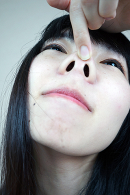 【鼻観察・くしゃみ 今村加奈子】
加奈子ちゃんの鼻観察、接写で撮影。指鼻フックで鼻の穴まで丸見えです。こよりを使ってくしゃみをしてくれます。