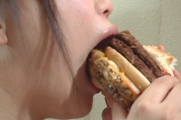 【大口開けて食べる女】
生まれて初めて大口を開けて、ハンバーガーを食す宮咲ちゃん。顎が外れそうになった…と彼女は言った。
【リクエスト作品】