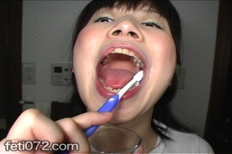 美少女の歯磨きは≪唾液も溢れんばかり≫の瑞々しさ
